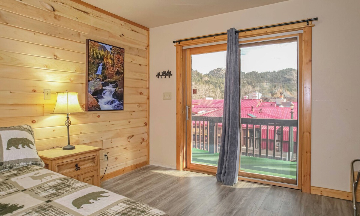 Estes Park Hotel | Gorgeous River Motel with Views - NR200