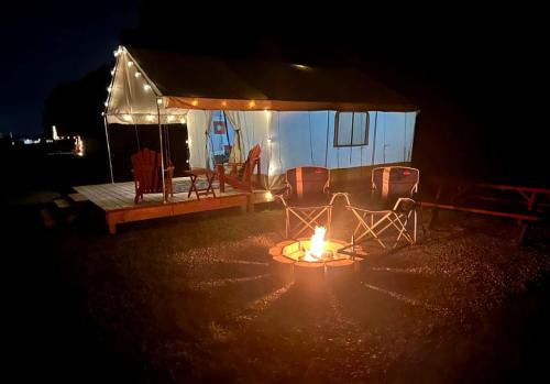 Cassville House | Gorgeous Secluded Tented Cabin Fire Pit Provided in Cassville, Missouri