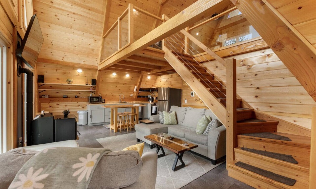 Pittsburg Cabin | Gorgeous Tree House - ON TRAIL