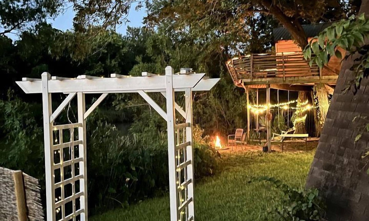 Willis House | Gorgeous Tree House Rental with Lake Views for Glamping in Texas