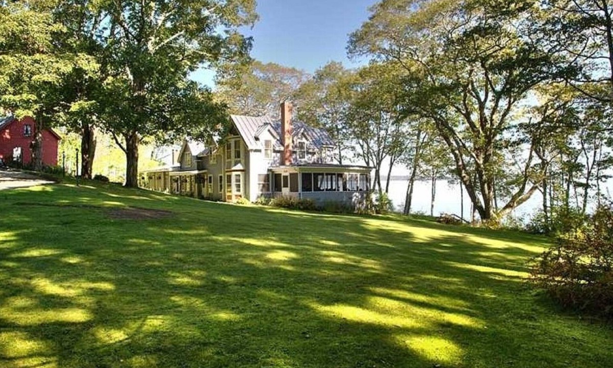 Bayside House | Gorgeous Waterfront Estate In Historic Bayside