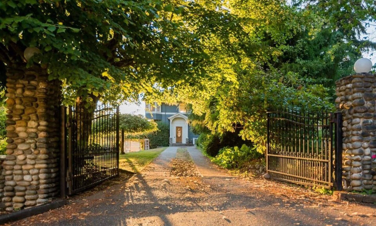 Home House | Gorgeous waterfront homes for weddings!