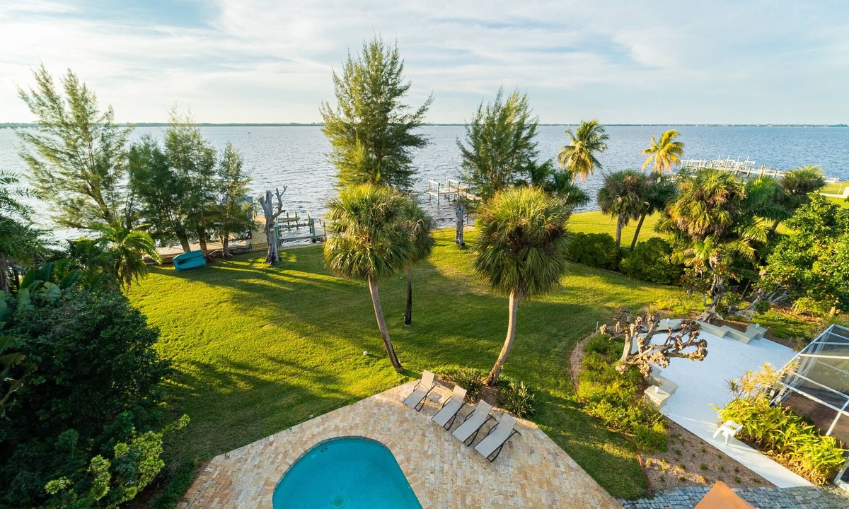 Biggar House | GORGEOUS WATERFRONT ESTATE