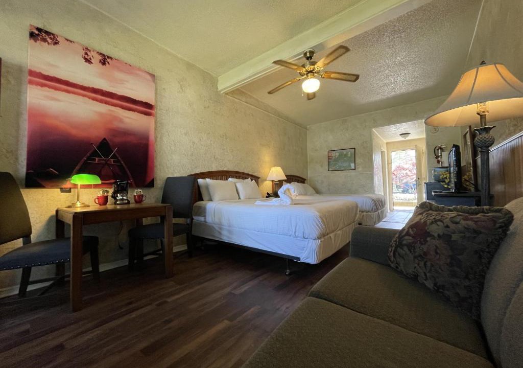 Mount Ida Hotel | GR12 - Mountain Harbor King Guest Room on Lake Ouachita