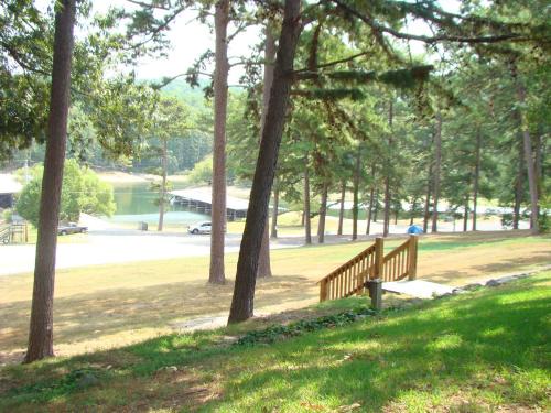 Mount Ida Hotel | GR7 - Mountain Harbor Queen Guest Room on Lake Ouachita