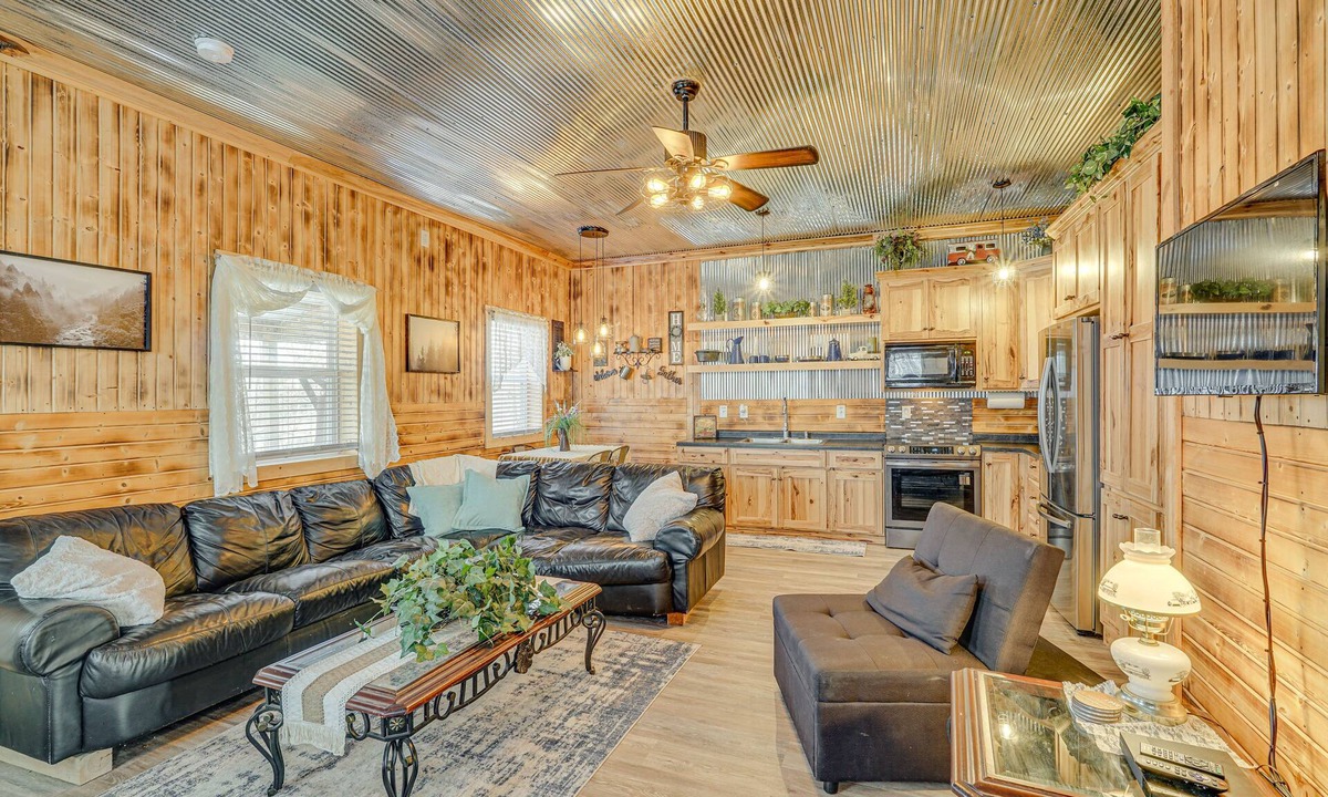 Rucker House | 'Grace Place' Clark House on Farm: Shared Hot Tub!
