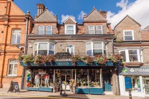 Tring House | Grace's Guesthouse 68a