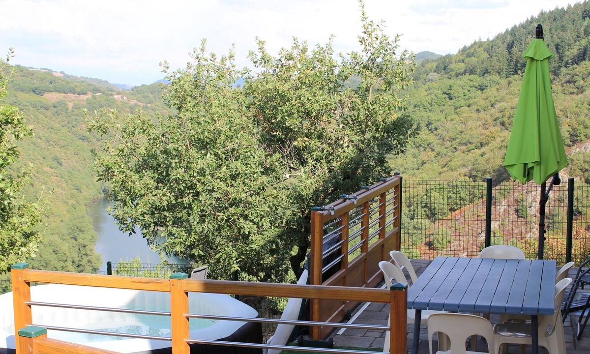 Montclar House | Graceful Holiday Home in Montclar with bubble bath
