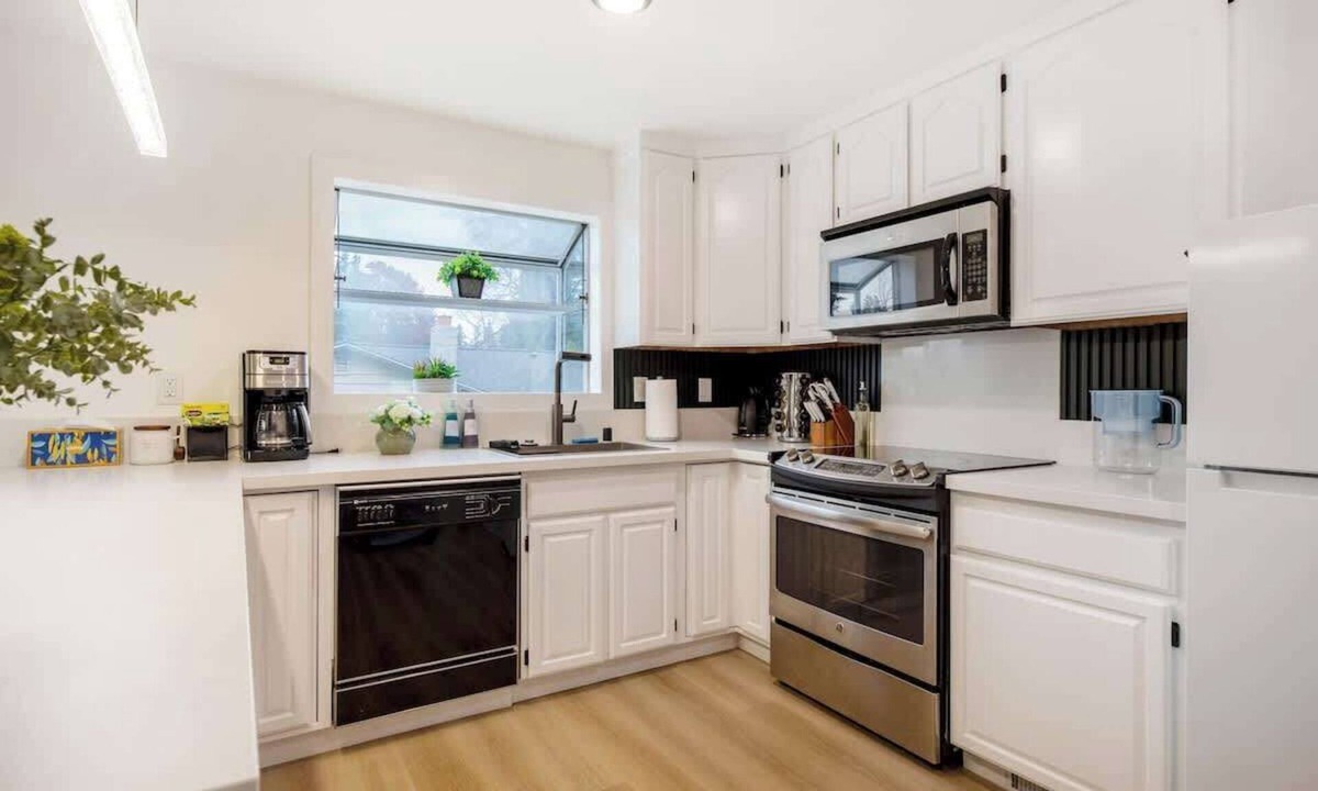 Renton House | Gracious 2b/1b Upper Unit - Designer Renovation!