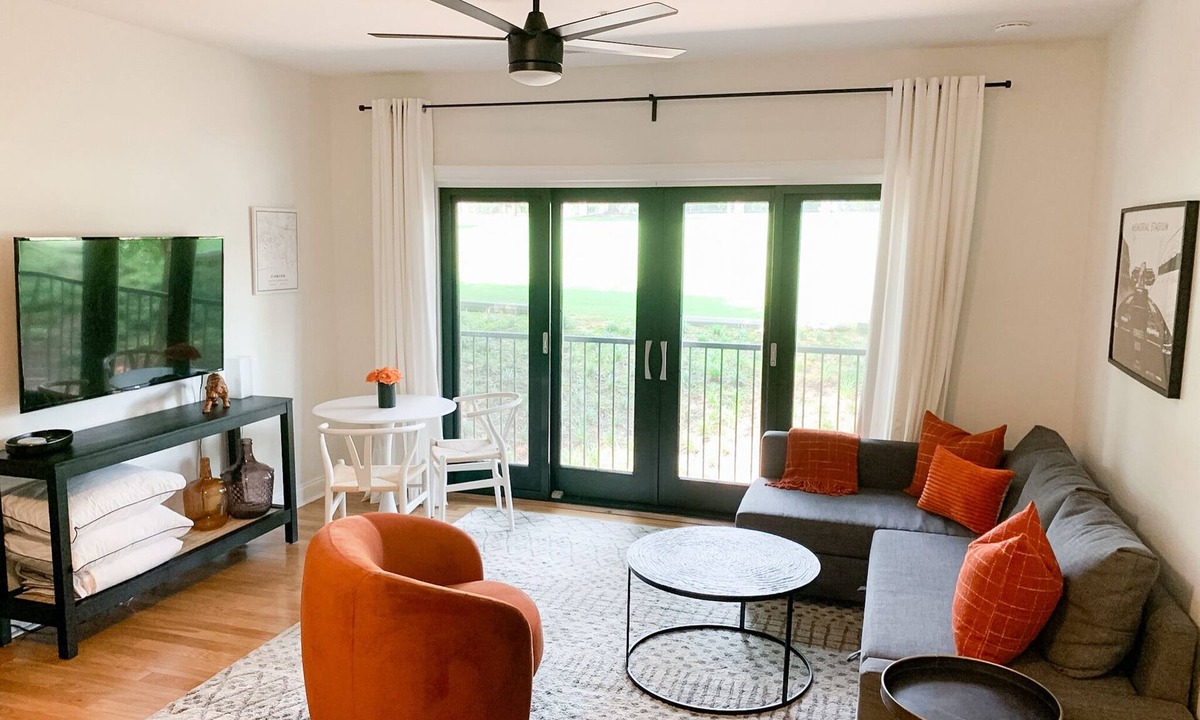 Clemson Apartment | Graduation AVAILABLE! FREE Parking! Walk to grad ceremony!