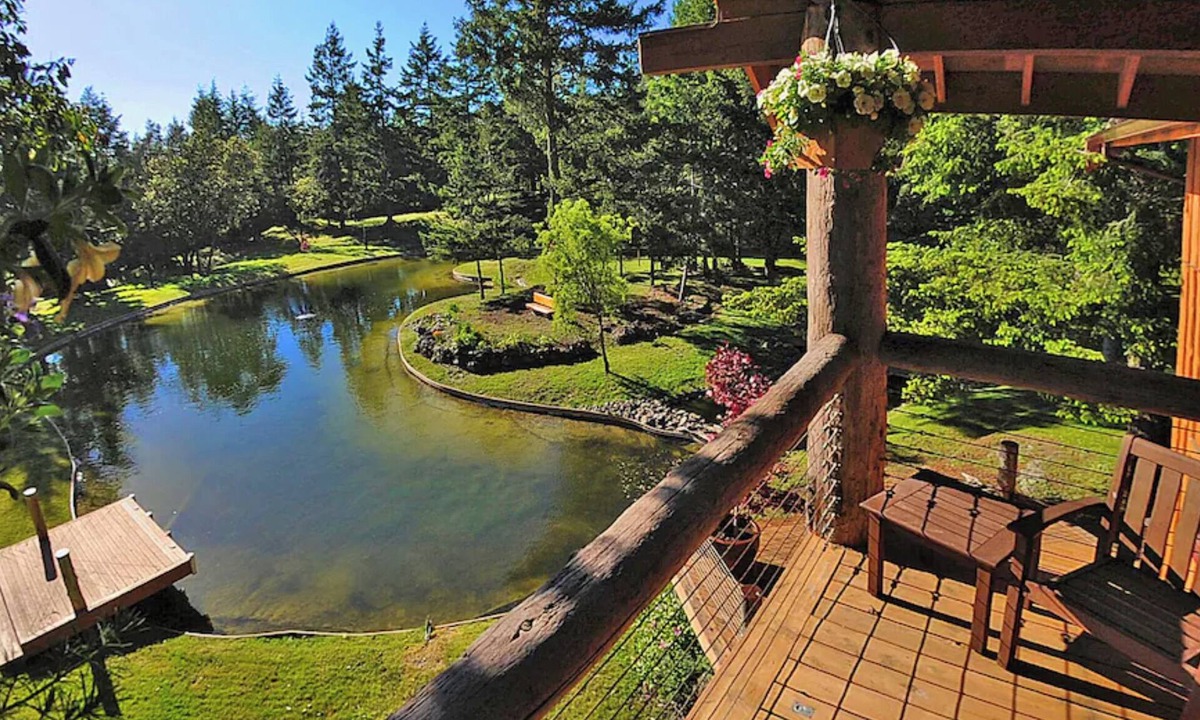 Friday Harbor House | Gramma's 2BR Home, Lake, Wooded, Hot Tub, Swim, Swings, Gated Estate, Gorgeous