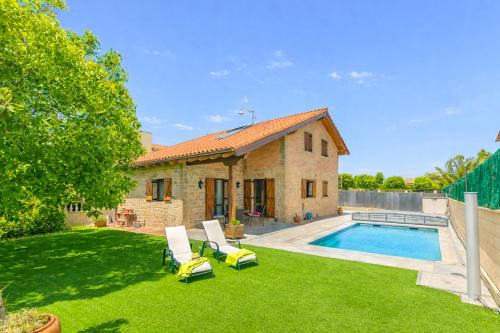 Adios Ski Chalet | Gran casa de campo con piscina a 15 km de Pamplona