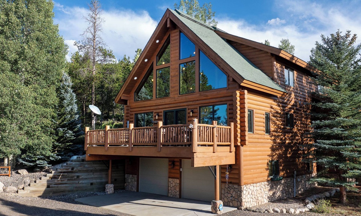 Innsbruck Val Moritz House | Granby 5BR, 5 Bath home, VIEWS!, HOTTUB, + FIREPIT!