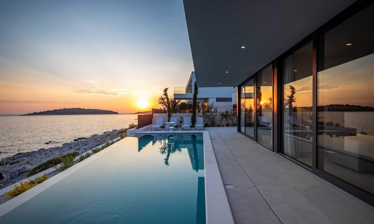 Rogoznica Villa | Grand 5-Bedroom Villa for 10, with a hydromassage infinity pool