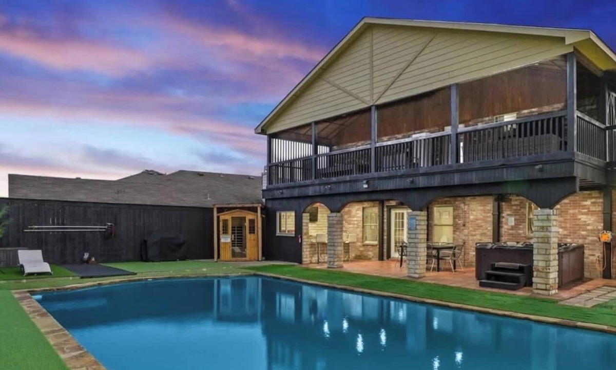 South Arlington House | Grand 5BR-2.5B Villa with Pool & Hot Tub