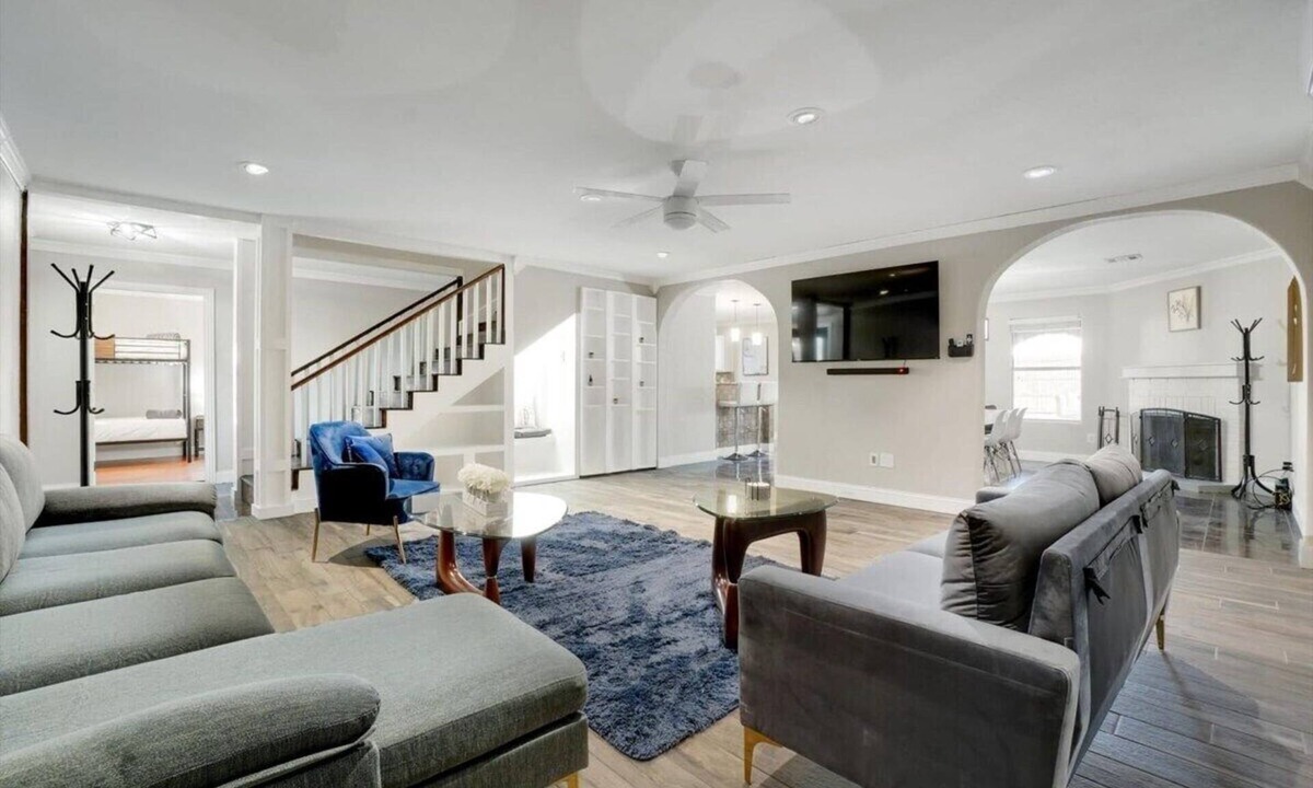South Arlington Cottage | Grand 5BR 2 5B Villa With Pool & Hot Tub