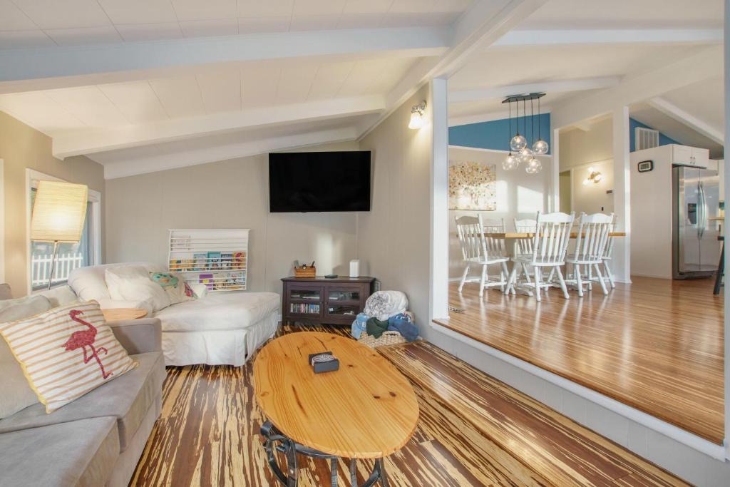 Grand Beach House | Grand Beach Belle