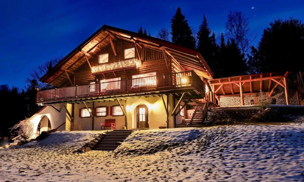 Sainte-Ann-des-Lacs Ski Chalet | Grand chalet en bois rond relaxant avec un spa.