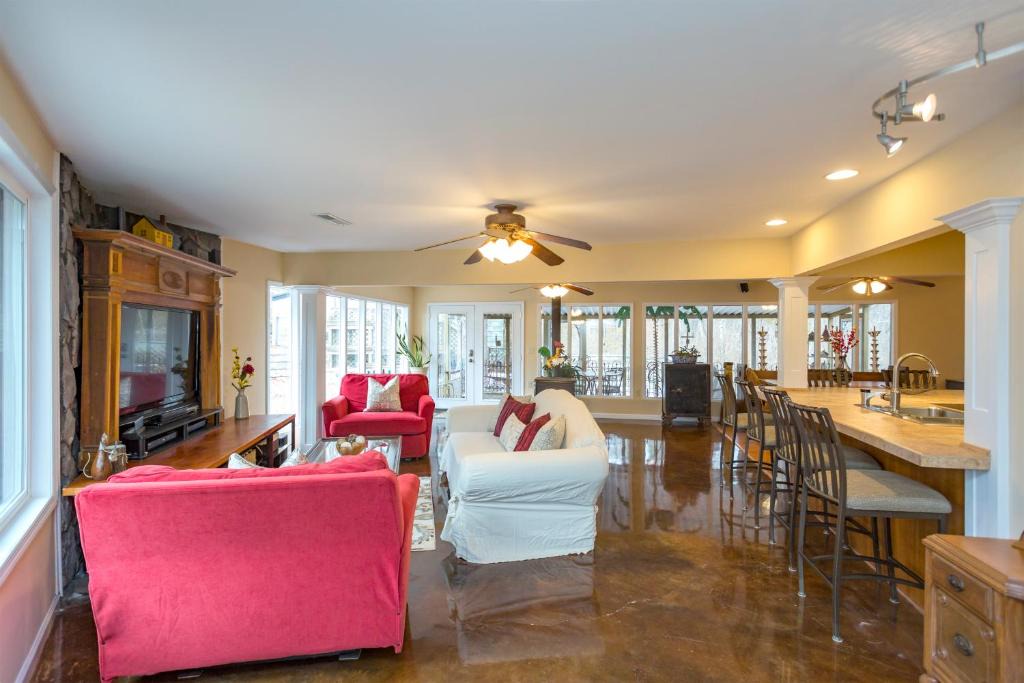 Bellevue House | Grand Dream Vacation Home in Nashville 7+ beds!