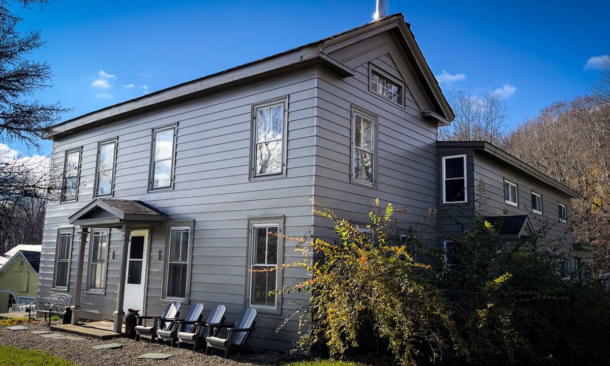 Hoosick Falls House | Grand farmhouse, big groups, close to skiing, 1 mi to VT, XL Hot Tub.