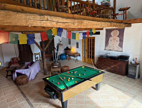 Calmont House | Grand gîte 190 m2 - 3 chambres pour 6 pers avec billard, jardin et barbecue - idéal familles ou 2-3 couples - proche Canal du Midi