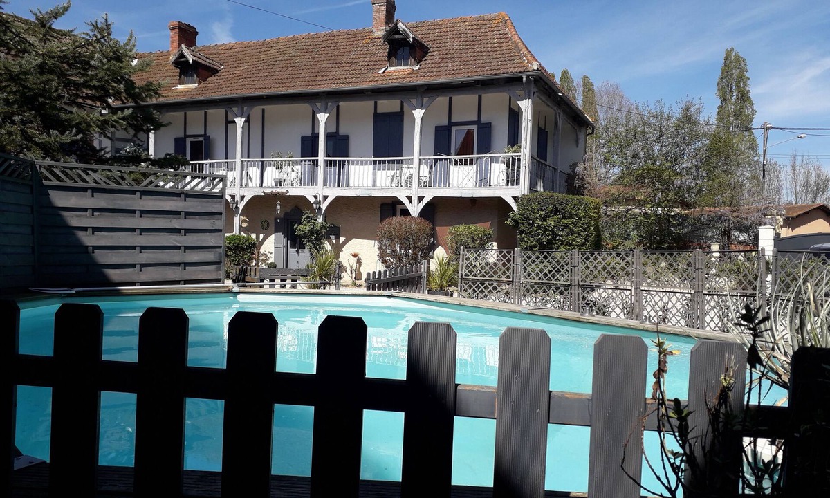Laas House | Grand Gite des Mousquetaires Swimming pool Reception and dining room.