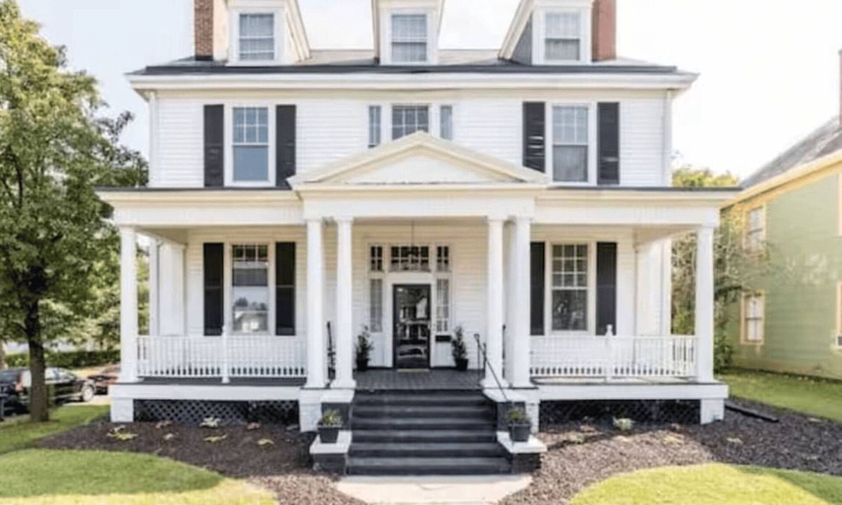 Daniels Hill House | Grand Historic Home Near Downtown w/Rec Room