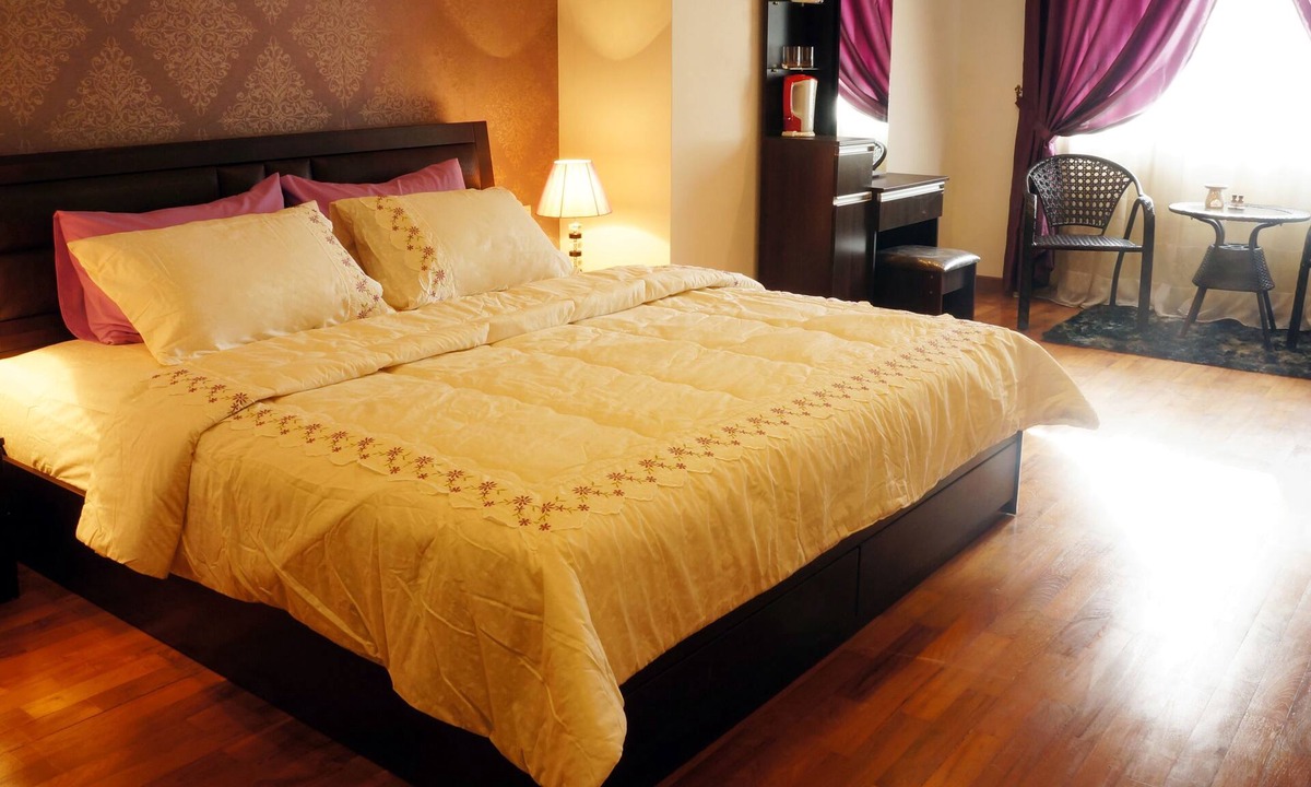 Downtown George Town House | Grand King - Attached Bathroom