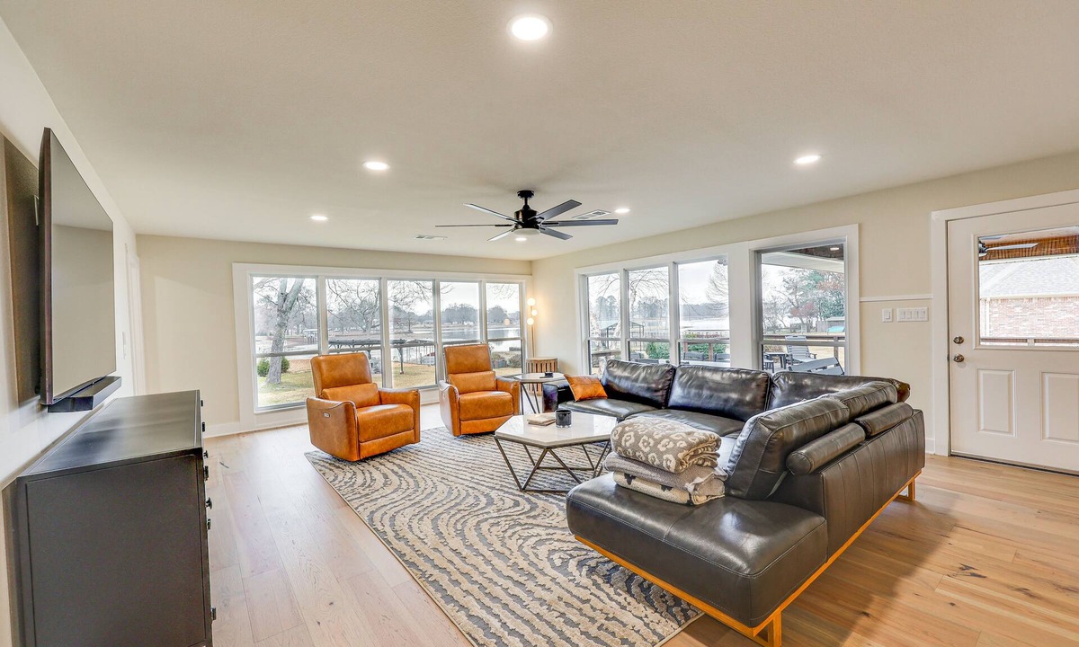 Lake Hamilton House | Grand Lakefront Home in Hot Springs w/Boat Dock!