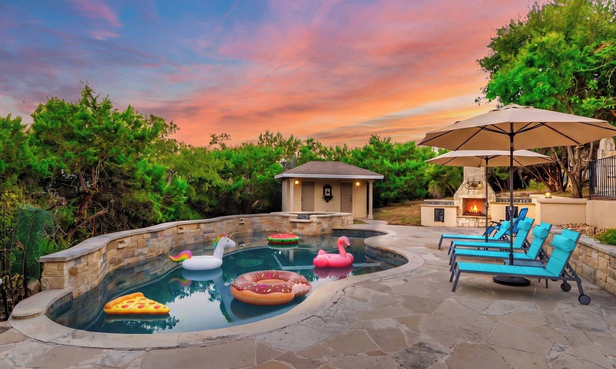 Lakeway House | Grand Lakehouse Estate with Infinity Pool & Views