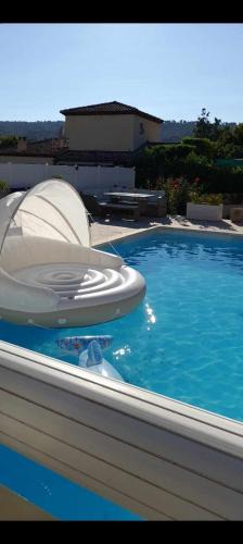 Manosque Apartment | Grand Magnifique Studio piscine et parking privé