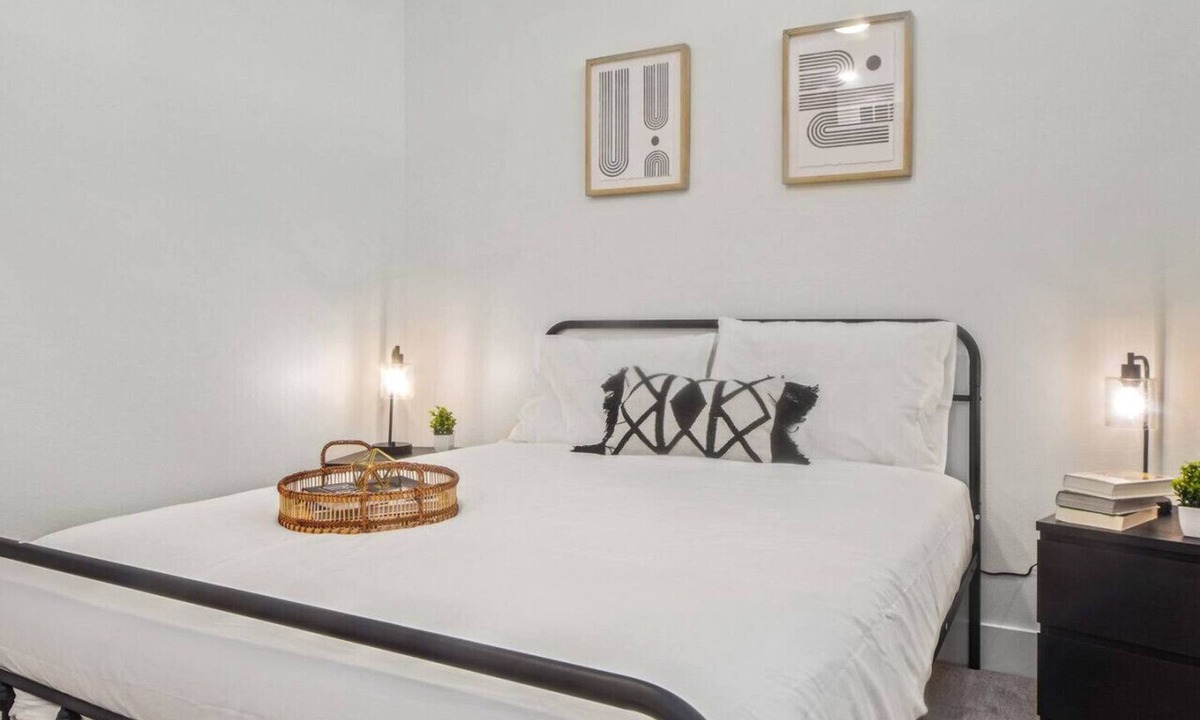 West Oak Hill Apartment | Grand New Studio Apartment with Pool and Golf Sim