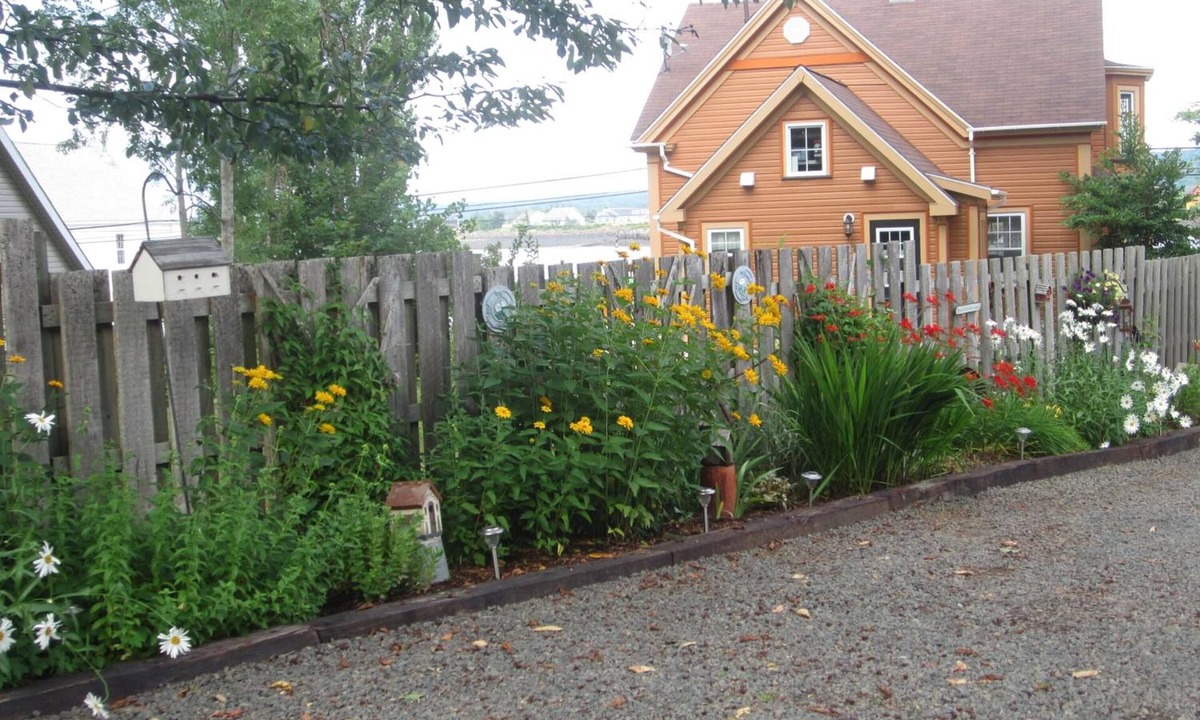 Granville Ferry Bed & Breakfast | Grand Oak Manor Bed & Breakfast