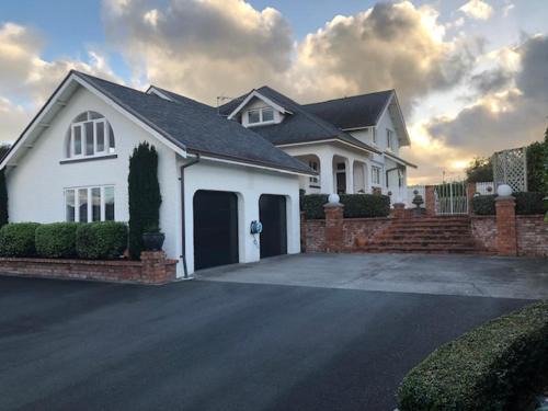 Hawera Bed & Breakfast | Grand On Victoria