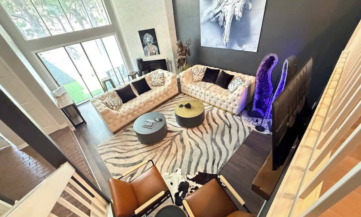 Turtle Creek House | Grand Piano, Huge Geodes, Powerful Artistic Home