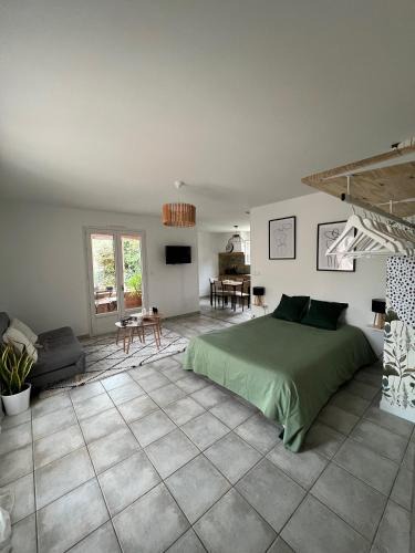 Auch Apartment | Grand studio avec véranda et parking