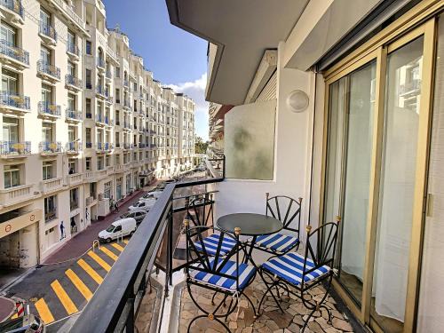 Cannes City Centre Apartment | Grand studio cabine à côté des plages NER634