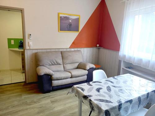 Saint-Ambroix Apartment | Grand studio climatisé proche du centre mais au calme