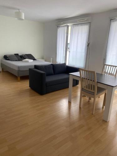 Arcueil Apartment | Grand Studio de 37m carrés - RER Laplace et Maison des Examens à 5 minutes à pied
