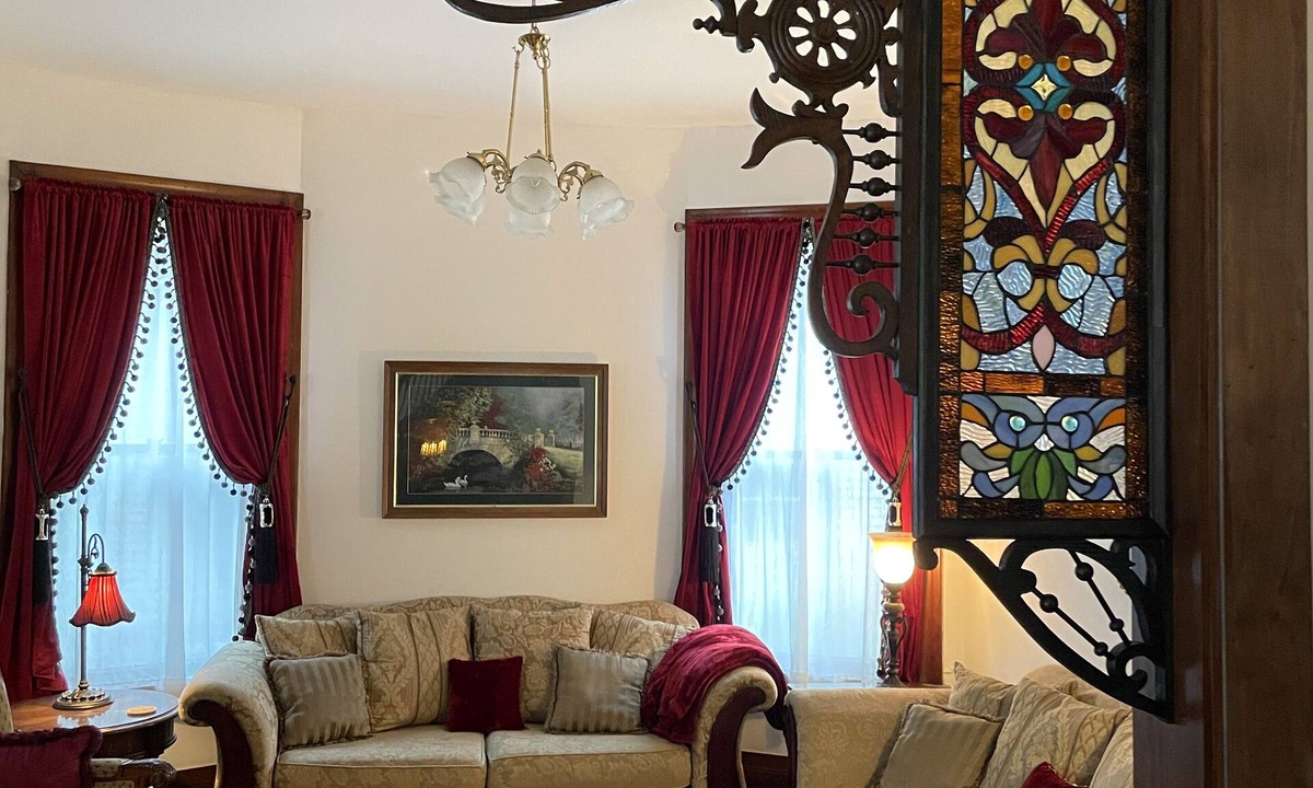 Fort Madison House | Grand Victorian on the Mississippi