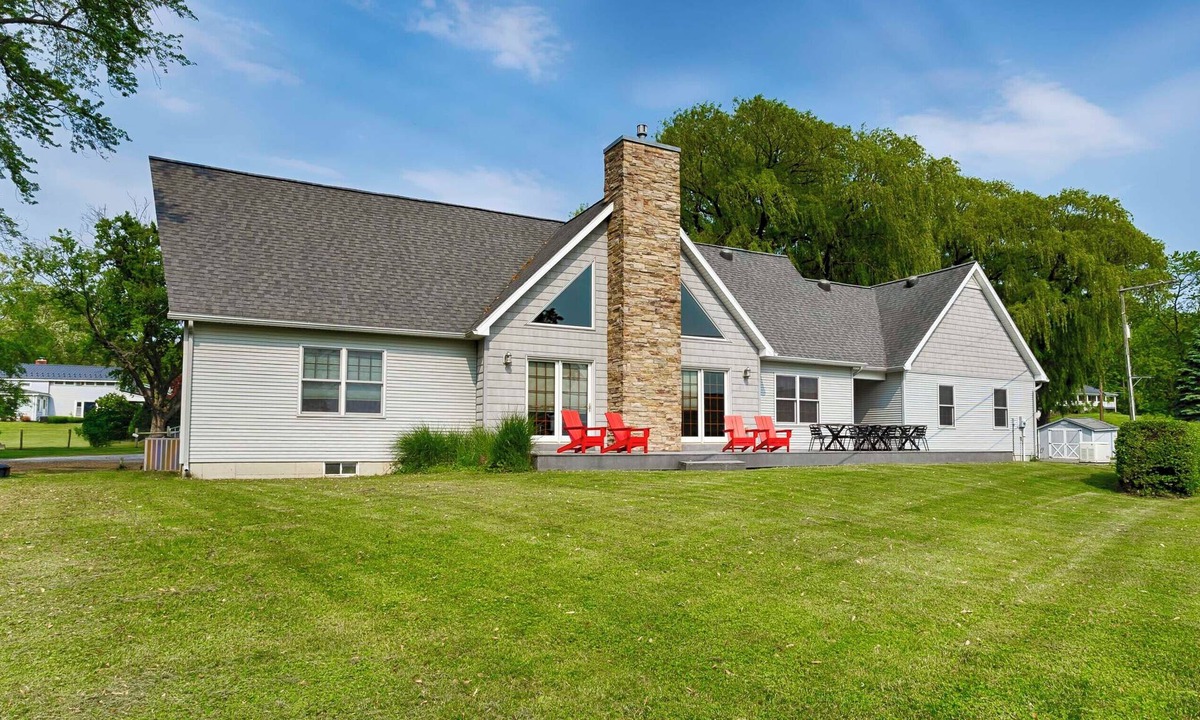 Lodi House | Grande Dame - She is big and beautiful! Perfect for your next lakeside group getaway!