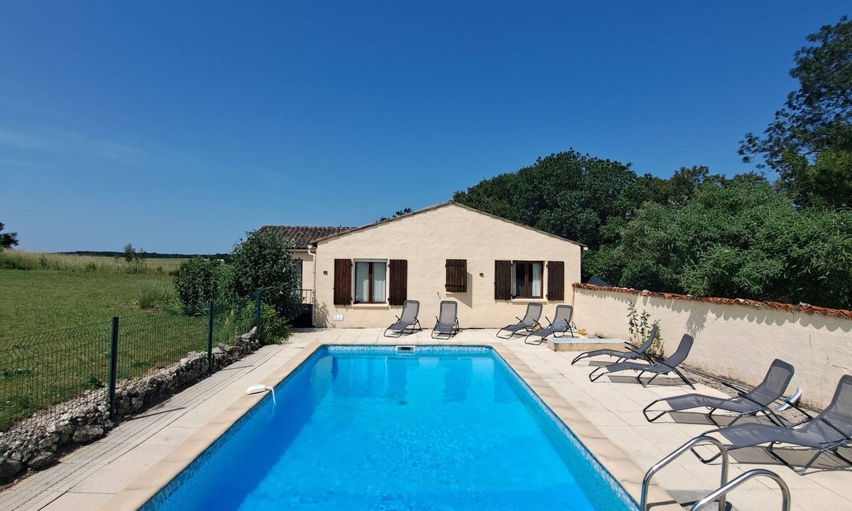 Saint-Pierre-de-Juillers House | Grande Villa Avec Piscine Privée