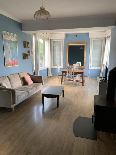 La Mothe-Achard House | Grande maison de ville
