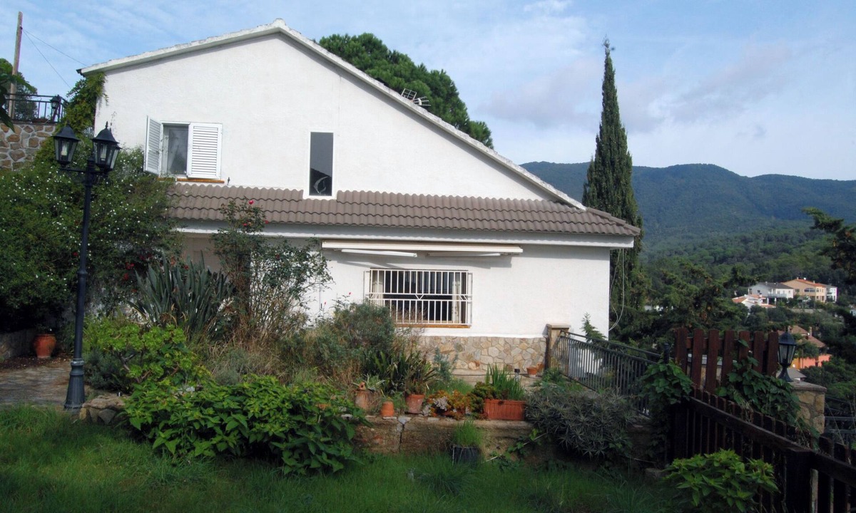 Sant Cebria de Vallalta Ski Chalet | Grande maison ensoleillée près de la plage/Large sunny house near the beach