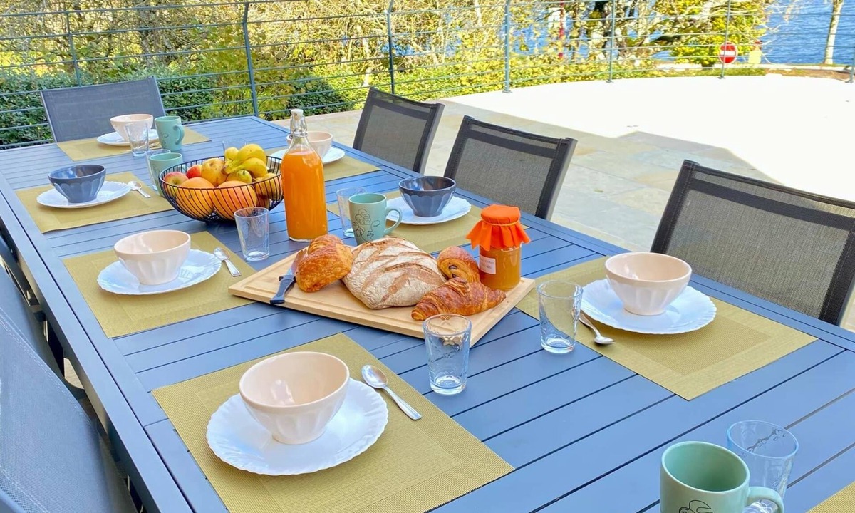 Villefranche-de-Panat Villa | Grande Villa Le Menhir - 4 Bedrooms Lake View & Terrace