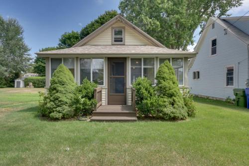 Saybrook Manor House | 'Grandma's Cottage' w/Sunroom: Walk to Beach