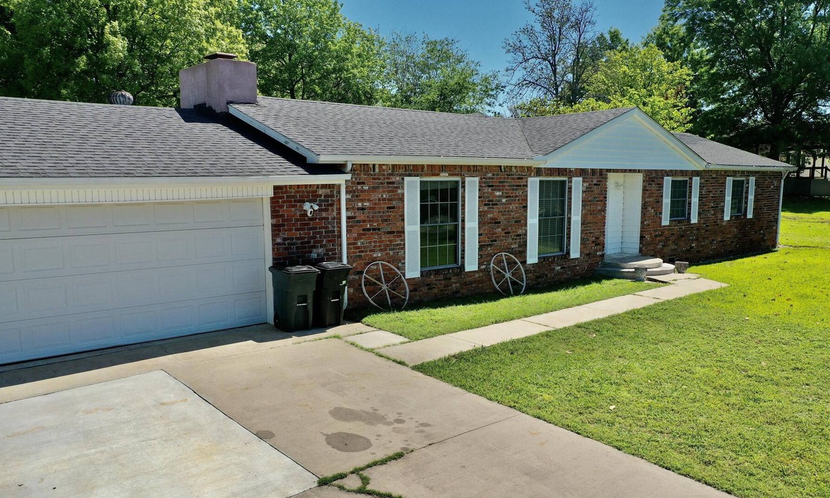 Porum House | Grandma's Place - Perfect for get togethers, backyard grilling, & close to water