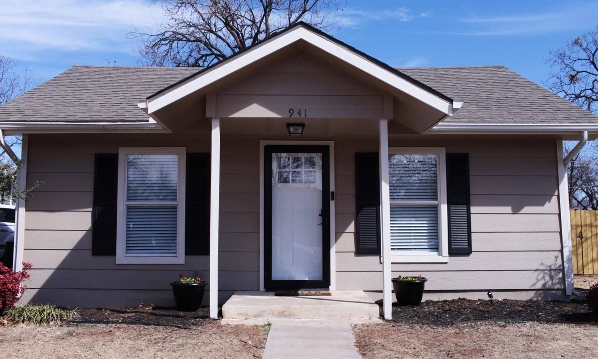 Sayles Blvd. Area House | Grandma’s cottage- centrally located
