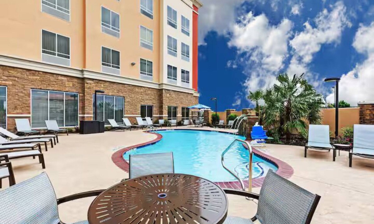 The Colony Hotel | Grandscape Getaway – King/Breakfast/Pool