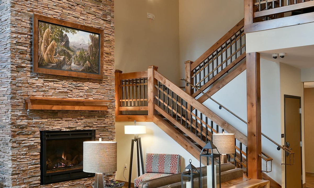 Sisters Hotel | GrandStay Hotel & Suites